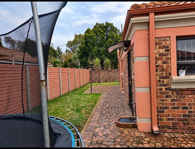 2 BEDROOM FREEHOLD TO LET IN KOOKRUS
